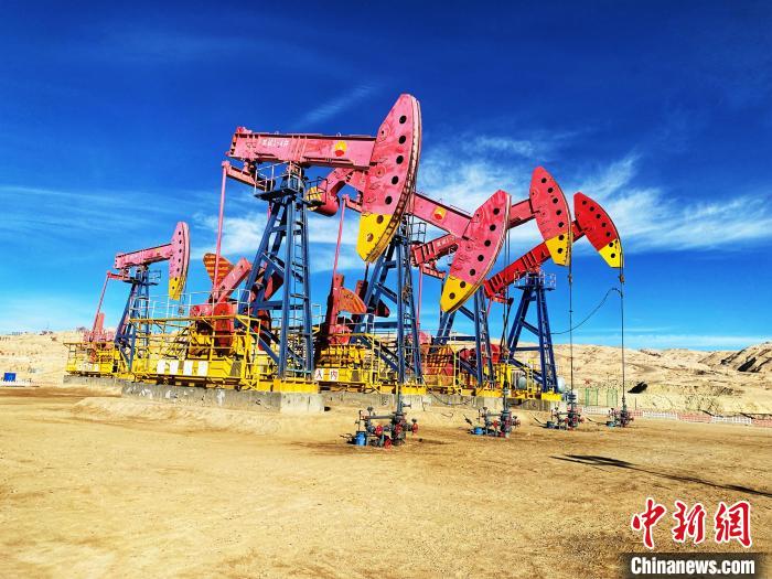 圖為青海油田采油基地?！O睿 攝