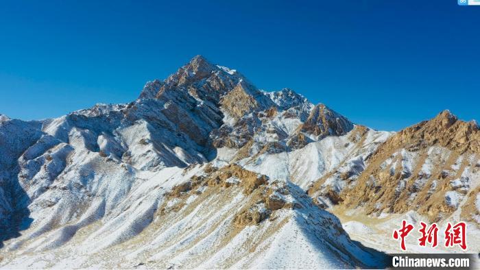 圖為山川被白雪覆蓋，與藍天相互呼映?！《继m縣融媒體中心供圖