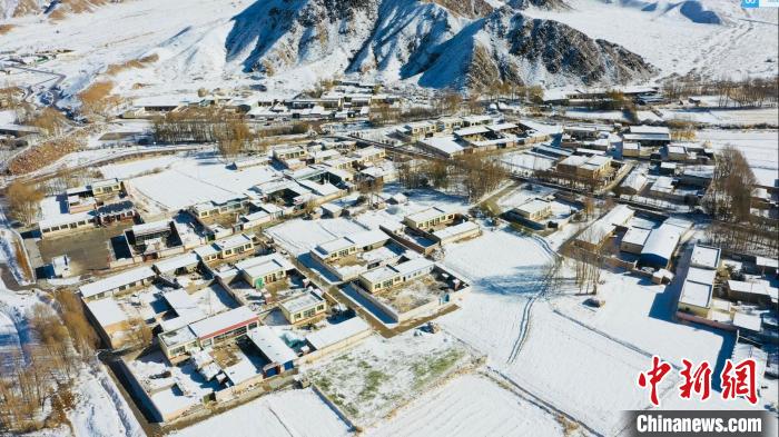 圖為鄉(xiāng)村被白雪覆蓋?！《继m縣融媒體中心供圖