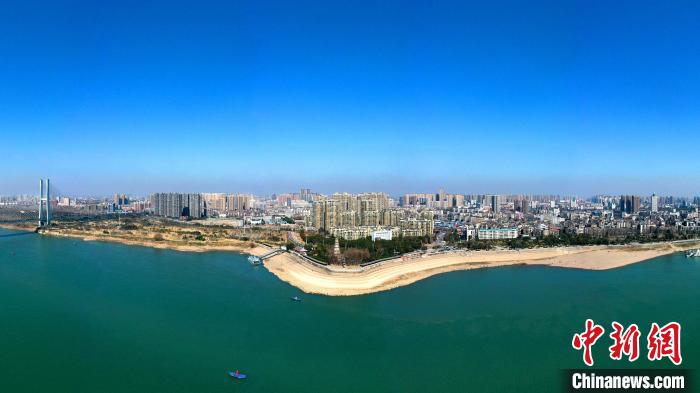 荊州市內(nèi)的荊江大堤。(資料圖) 湯偉 攝