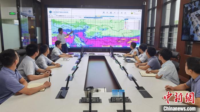 三峽梯調(diào)開展聯(lián)合會商。(資料圖) 莫祖鳳 攝