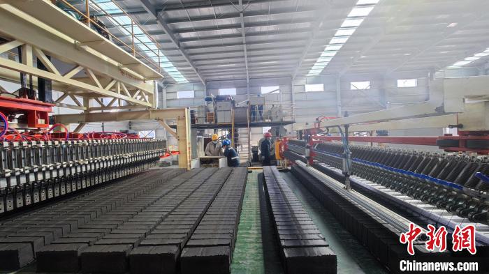 圖為張掖市宏能煤業(yè)有限公司煤矸石綜合利用項(xiàng)目現(xiàn)場(chǎng)。(資料圖) 錢大偉 攝