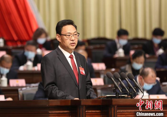 圖為青海省西寧市人民政府代市長石建平作政府工作報(bào)告。　祁增蓓 攝