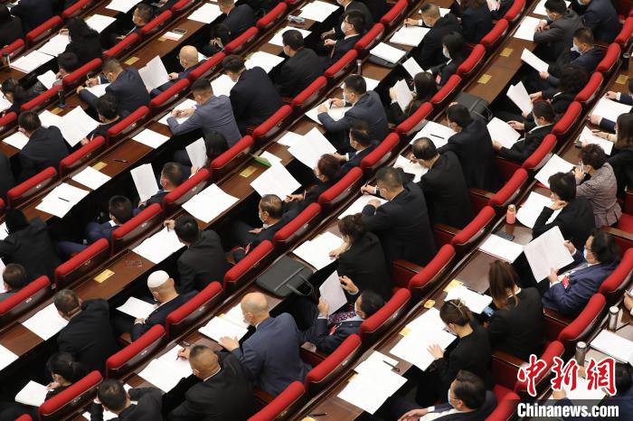 圖為會(huì)議現(xiàn)場，參會(huì)代表正在聽取政府工作報(bào)告?！∑钤鲚?攝