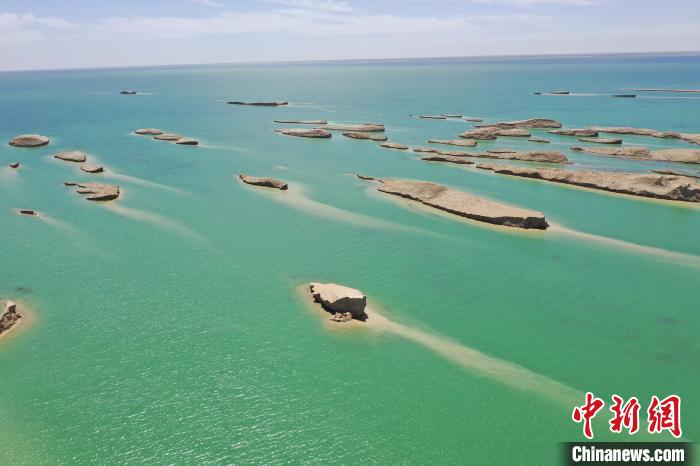 圖為海西州境內(nèi)的水上雅丹風(fēng)光?！≮w凜松 攝