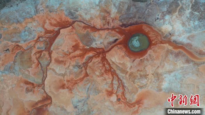 圖為海西州境內(nèi)的“網(wǎng)紅”景點(diǎn)“惡魔之眼”?！≮w凜松 攝