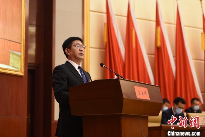 圖為青海省果洛州人民政府州長(zhǎng)葉萬彬作政府工作報(bào)告?！　《嘟馨盒?攝