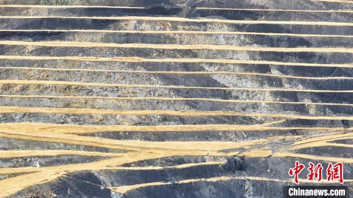 航拍圖為青海省海西蒙古族藏族自治州天峻縣木里礦區(qū)。　馬銘言 攝