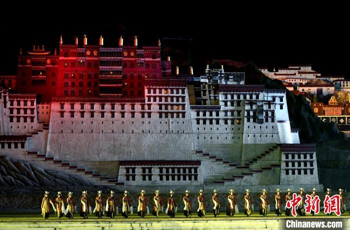 3月17日，西藏拉薩，《文成公主》大型史詩(shī)劇演出現(xiàn)場(chǎng)?！±盍?攝