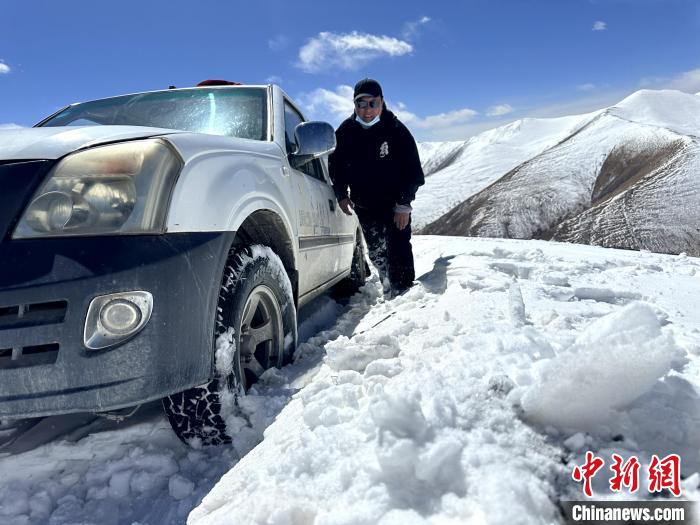 圖為生態(tài)管護人員準備在雪地推車。　丁巴達杰 攝