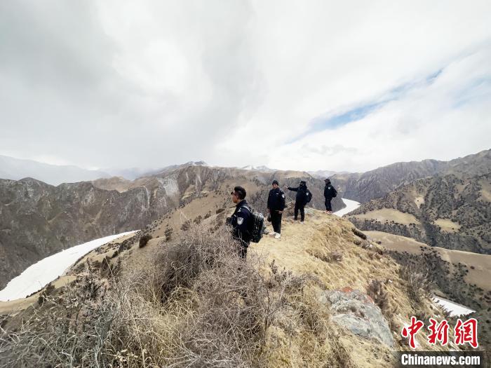 圖為曲麻萊縣崗當村的生態(tài)管護人員開展巡護?！《“瓦_杰 攝