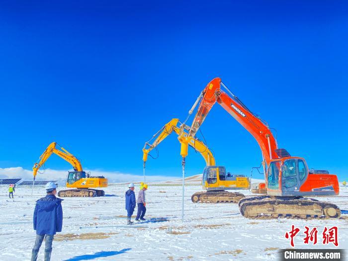 圖為雪中施工。資料圖 姜佳保供圖