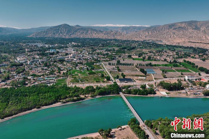 航拍青海貴德黃河岸畔綠意濃濃?！≮w凜松 攝