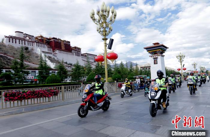 圖為2023年極地G219集結(jié)賽暨金卡納場(chǎng)地賽選手途經(jīng)拉薩布達(dá)拉宮?！∮文恋厍蚬﹫D