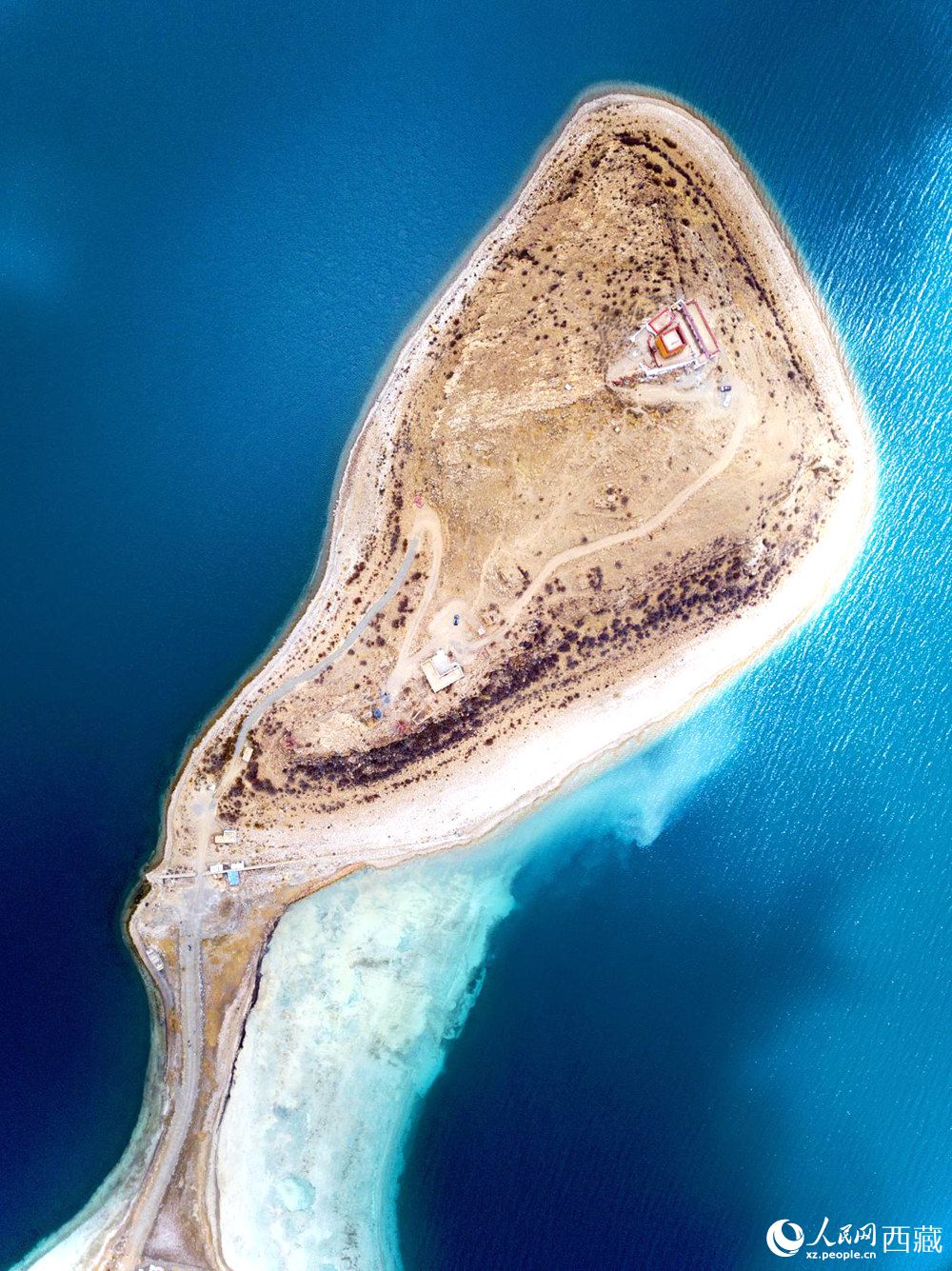 無人機(jī)視角下的西藏羊卓雍錯(cuò)日托寺風(fēng)光。人民網(wǎng)記者 次仁羅布攝