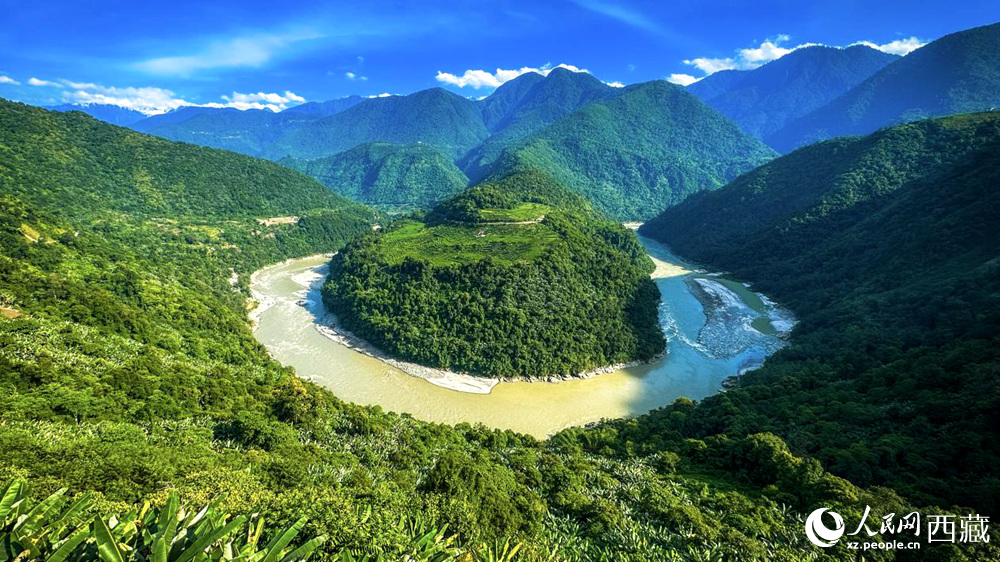 風(fēng)景秀麗、植被繁茂的西藏林芝市墨脫縣果果塘大拐彎。人民網(wǎng)記者 次仁羅布攝