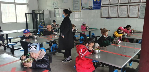 圖片默認標題_fororder_3、錯峰就餐的學生們-攝影-左斌