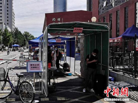 中國(guó)科學(xué)院大學(xué)校門外，豎立著“家長(zhǎng)止步”的提示牌。 中新網(wǎng) 張尼 攝