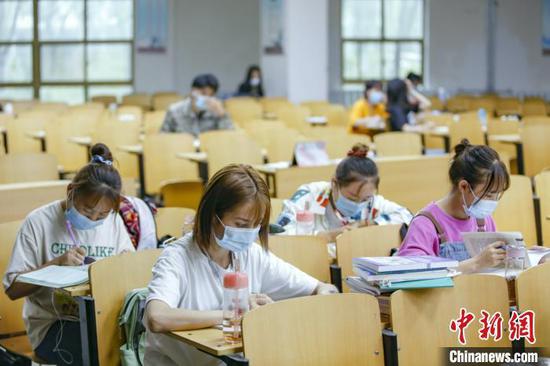 資料圖：學(xué)生在圖書館自習(xí)室內(nèi)學(xué)習(xí)?！⑾A 攝