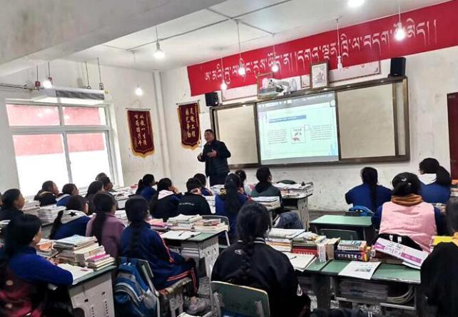 學(xué)生在免費(fèi)輔導(dǎo)班上課。　尼瑪初 攝