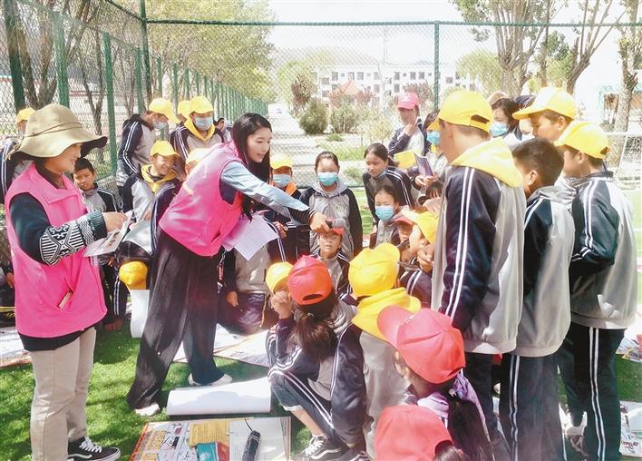 瓊結(jié)縣“四講四愛”宣講員在瓊結(jié)縣中學(xué)宣講。記者 段敏 攝.jpg