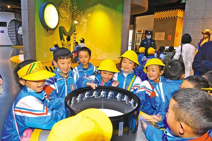 圖為10月29日，一年級(jí)的同學(xué)們?cè)诳萍拣^參觀體驗(yàn)。李洲 攝.jpg