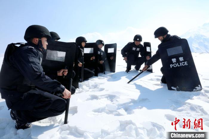 圖為扎西堅(jiān)參與隊(duì)友在巡邏途中。　扎西堅(jiān)參供圖