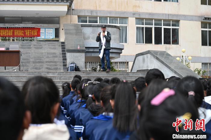 圖為西藏大學(xué)教授寧長春為中學(xué)生授課?！≮w朗 攝
