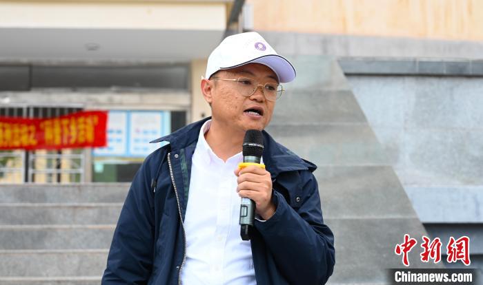 圖為西藏大學(xué)教授李昊為中學(xué)生授課?！≮w朗 攝