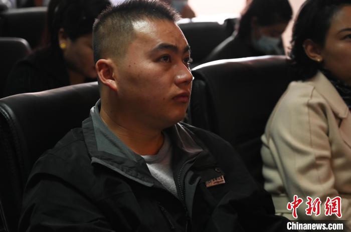 圖為企業(yè)工作人員參加講座?！≮w朗 攝