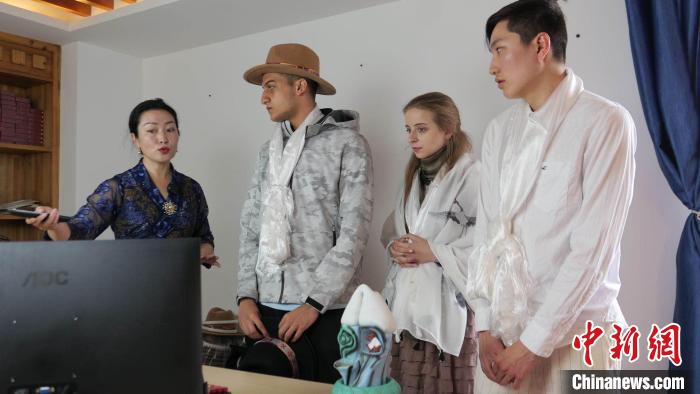 圖為圖為主播白瑪旺姆為留學(xué)生介紹直播流程?！≈x牧 攝