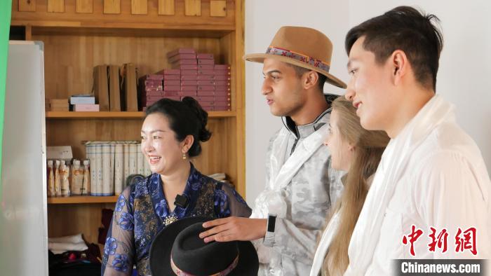 圖為留學(xué)生們正在直播帶貨?！≈x牧 攝