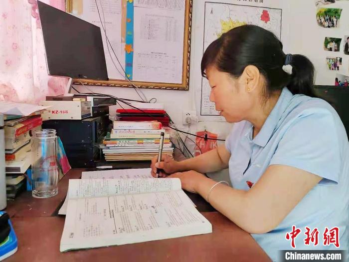 甘肅環(huán)縣“全能老師”堅(jiān)守“麻雀學(xué)?！保簩W(xué)生在，我就在