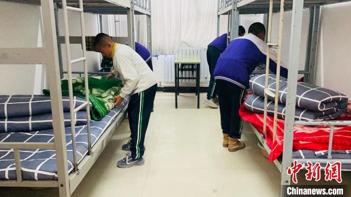 青?，敹嗟卣馂?zāi)后重建見聞：從帳篷教室到分區(qū)上課