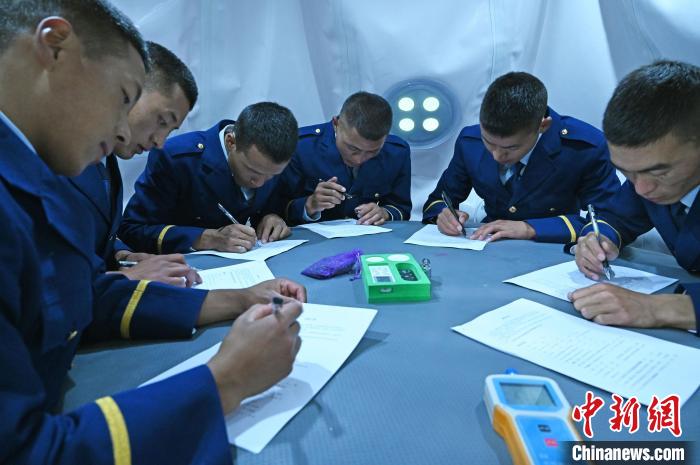 圖為消防員在高壓氧艙內(nèi)填寫問卷?！≮w朗 攝