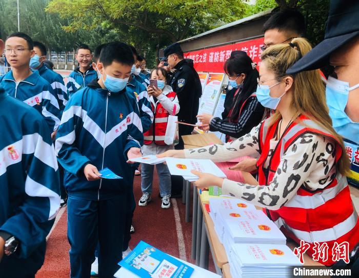 圖為西寧市法制宣傳進(jìn)校園?！∥鲗幨谐俏鲄^(qū)供圖