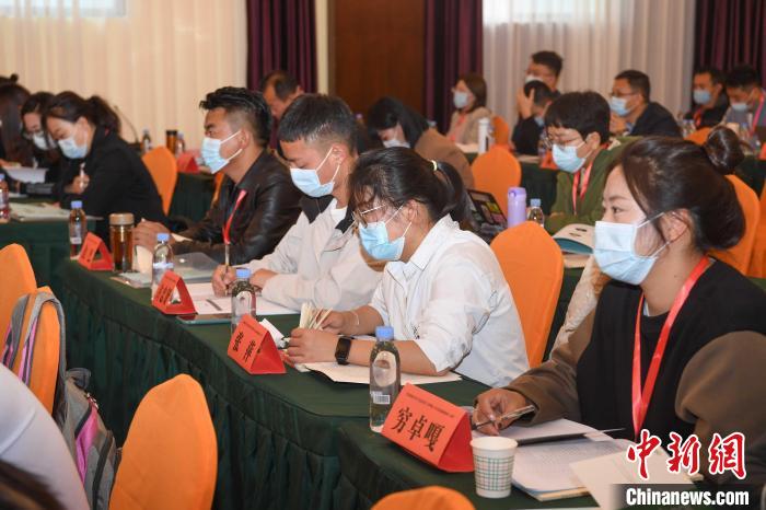 圖為第十五期全國預(yù)防青少年違法犯罪工作理論與務(wù)實(shí)高級(jí)研修班學(xué)員正在上課?！∝暩聛硭?攝