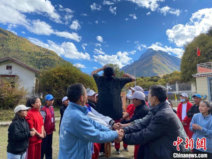 圖為學(xué)生們在西藏巴松措青少年活動營地開展趣味活動?！∥鞑厍嗌倌陮嵺`教育基地供圖