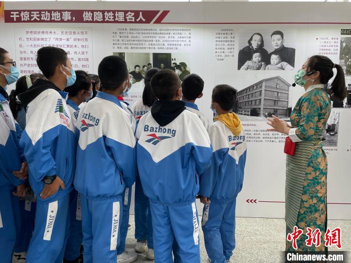 圖為學生正在聽講解員講解?！≈x牧 攝