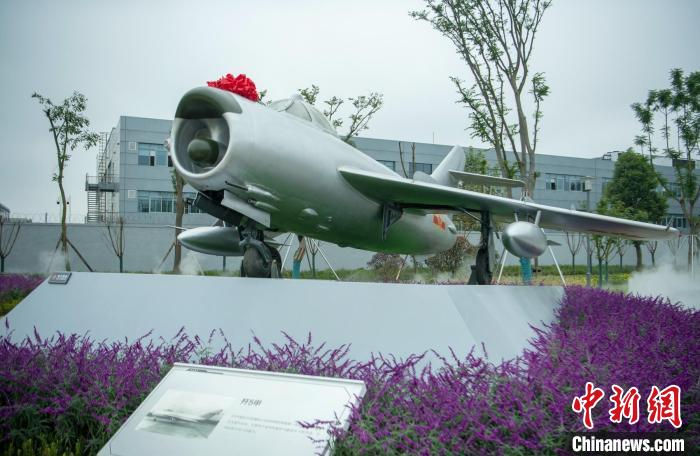 園林式戰(zhàn)斗機(jī)博物館內(nèi)展示的“殲5甲”飛機(jī)?！⒅铱?攝