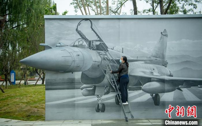 “猛龍出擊”互動(dòng)墻前市民體驗(yàn)登機(jī)場(chǎng)景。　劉忠俊 攝