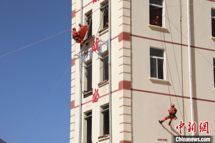 圖為消防指戰(zhàn)員進(jìn)行繩索救援演練?！≈炜旗?攝