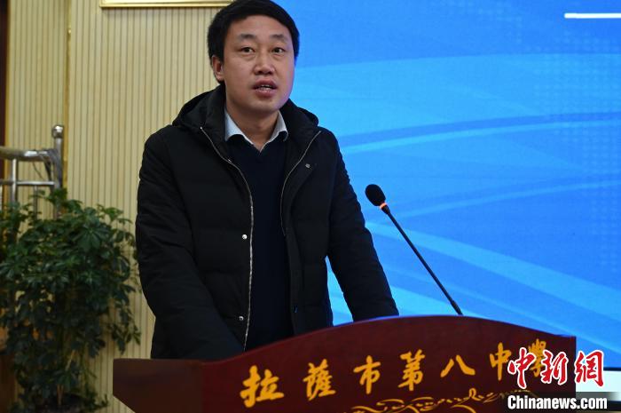 圖為城關(guān)區(qū)委副書記、區(qū)委教育工作領(lǐng)導(dǎo)小組組長汪鋒致辭?！≮w朗 攝