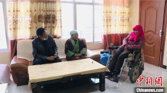 圖為仁欠卓瑪一家在房間里愉快的聊天?！《继m縣委宣傳部 供圖 　　