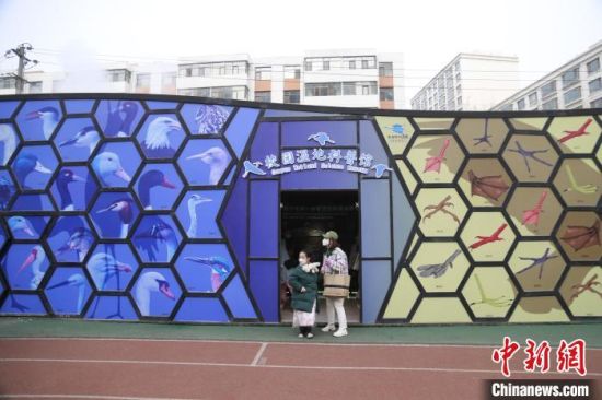 圖為西寧市第一中學(xué)濕地科普宣教館?！±罱瓕?攝