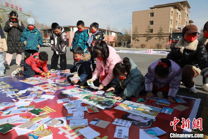 圖為小朋友們參加趣味游戲活動(dòng)?！铨埥?攝