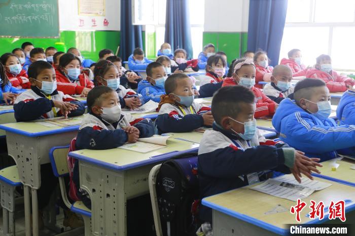 圖為學(xué)生學(xué)習(xí)七步洗手法。　馬銘言 攝