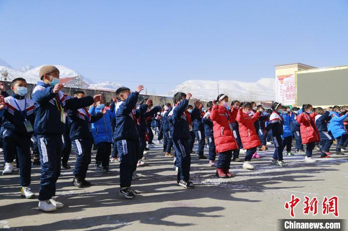 圖為學(xué)生跳起歡快的藏族舞蹈迎接新學(xué)期。　馬銘言 攝