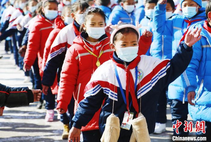 圖為學(xué)生跳起歡快的藏族舞蹈迎接新學(xué)期?！●R銘言 攝