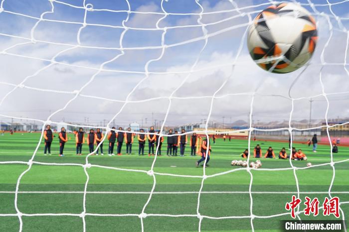 圖為孩子們進行射門訓(xùn)練。　馬銘言 攝